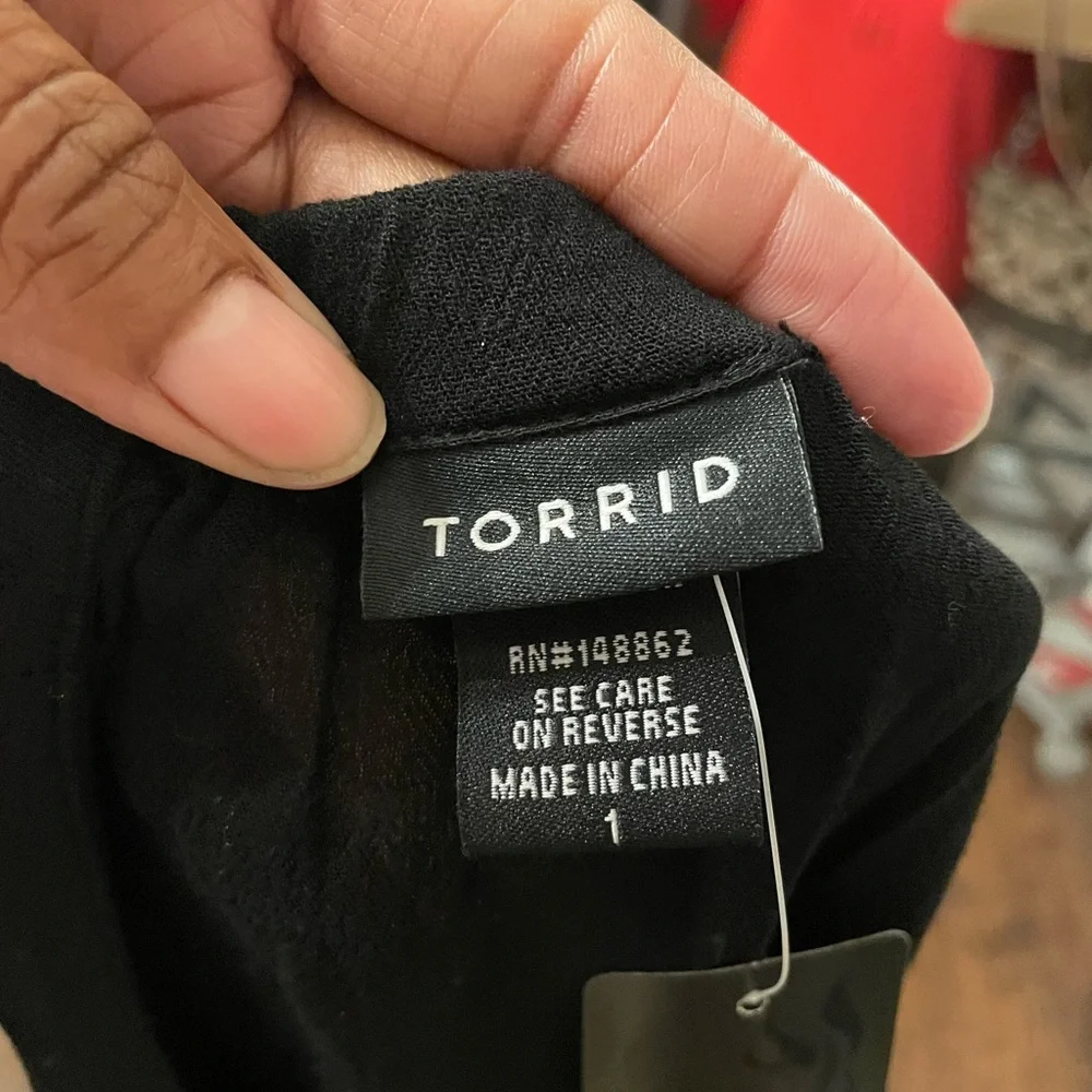 Torrid Black Tank Top with White Geometric Pattern size 1 - Picture 2 of 6